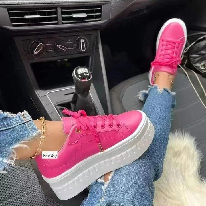 Damer Plateau Sneakers med glänsande yta och modebetonade accenter Mirla-Eva Jonsson