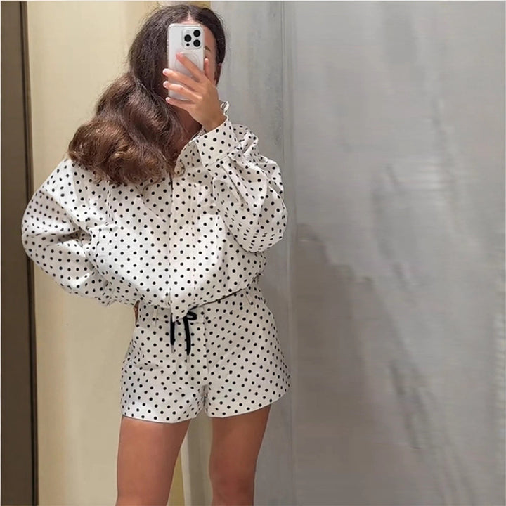 Damer Polka-Dot Blus- och Shorts-set med oversized passform och hög krage Mirla-Eva Jonsson