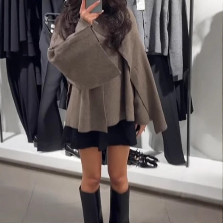 Damer Poncho i högkvalitativt stickmaterial med asymmetrisk design Mirla-Eva Jonsson