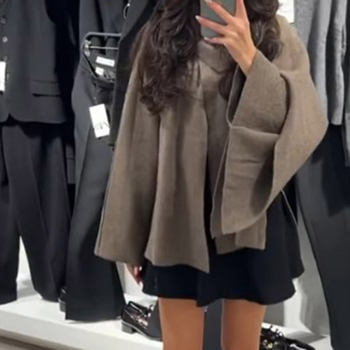 Damer Poncho i högkvalitativt stickmaterial med asymmetrisk design Mirla-Eva Jonsson