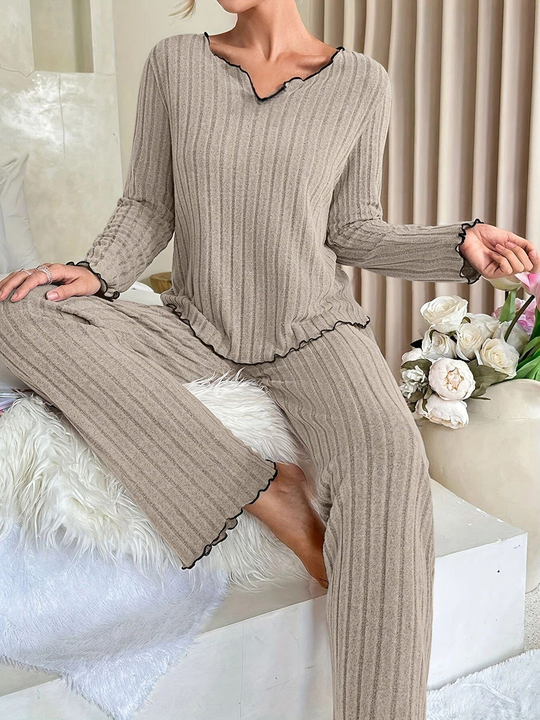 Damer Pyjamaset med eleganta volangdetaljer Mirla-Eva Jonsson