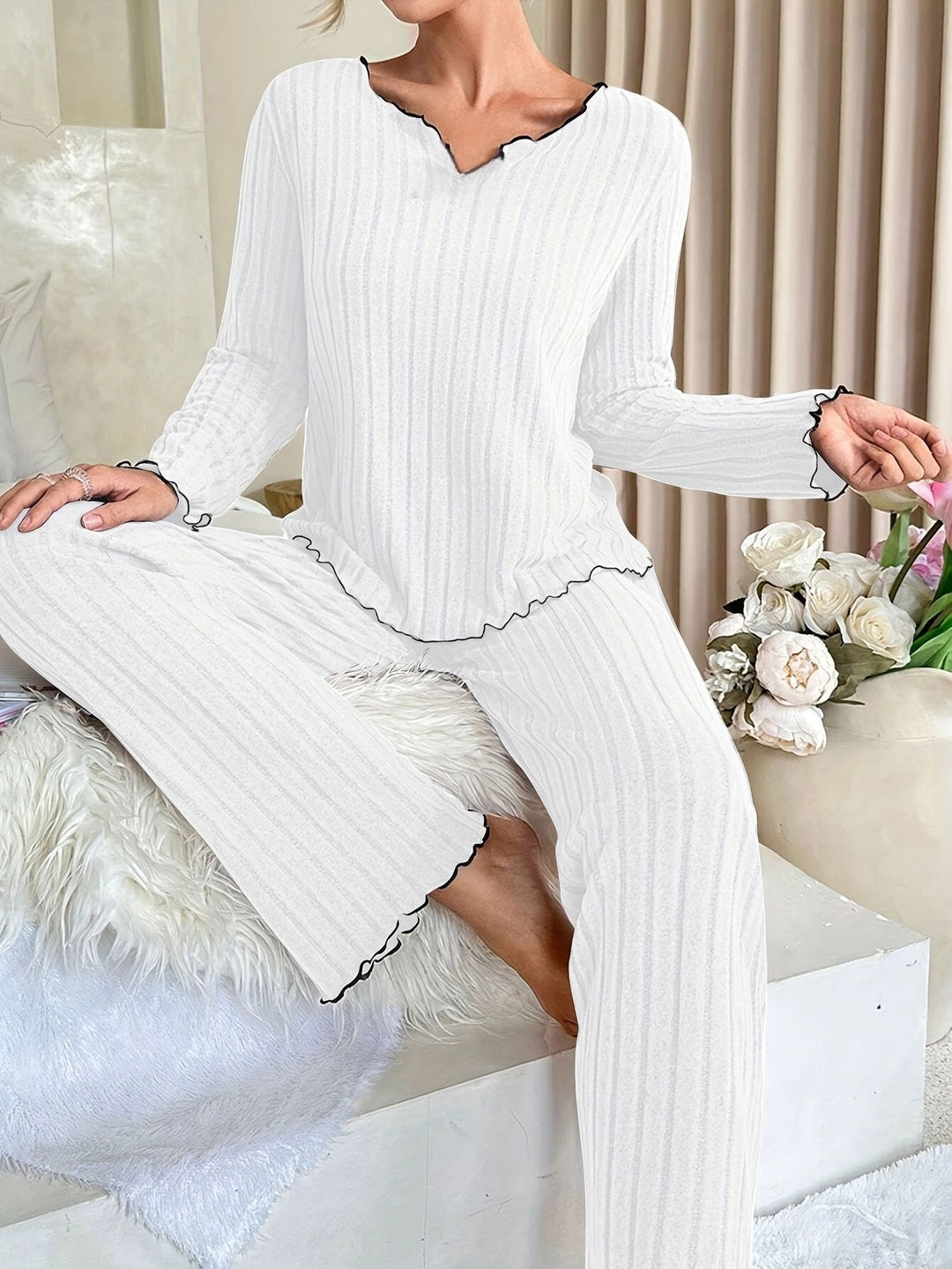 Damer Pyjamaset med eleganta volangdetaljer Mirla-Eva Jonsson