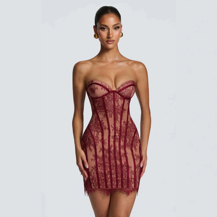 Damer Raffinerat spetsklänning med strapless design och eleganta dekorationer Mirla-Eva Jonsson