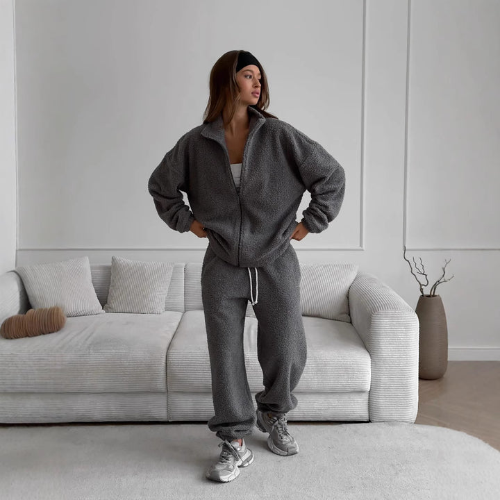 Damer Robust Fleece-Joggingdräkt med hög krage och praktiska fickor Mirla-Eva Jonsson