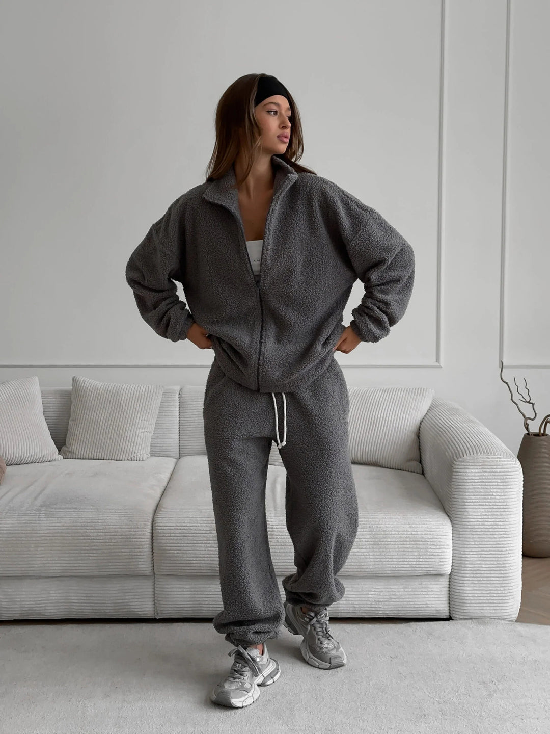 Damer Robust Fleece-Joggingdräkt med hög krage och praktiska fickor Mirla-Eva Jonsson