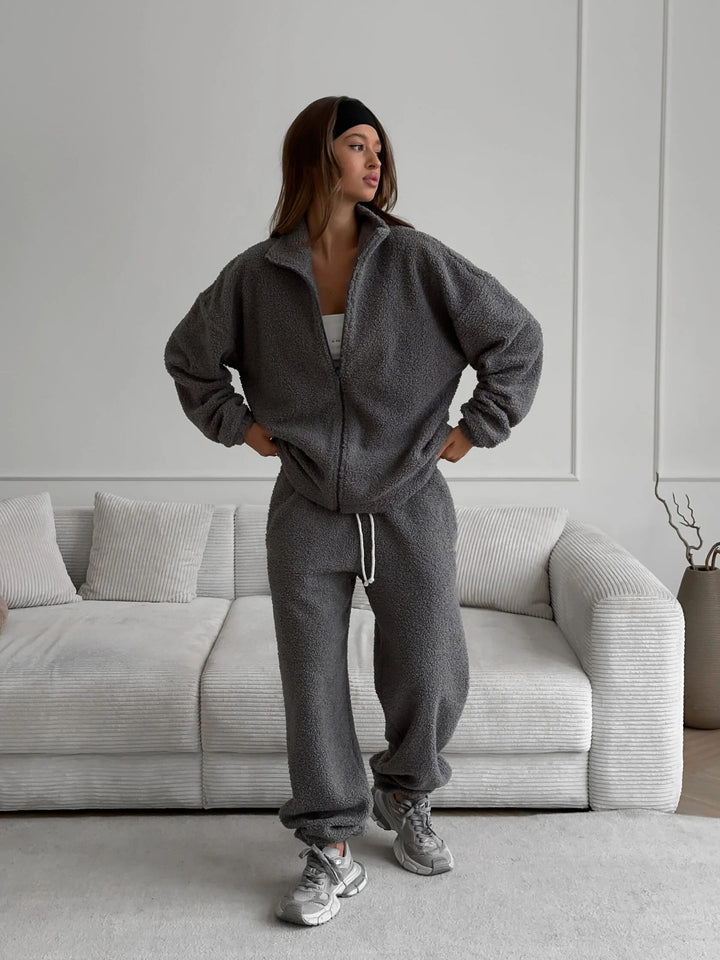 Damer Robust Fleece-Joggingdräkt med hög krage och praktiska fickor Mirla-Eva Jonsson