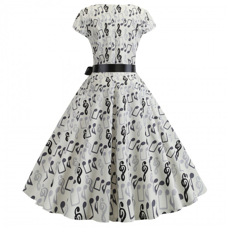 Damer Rockabilly Klänning med Musikaliskt Motiv och Figursydd Design Mirla-Eva Jonsson