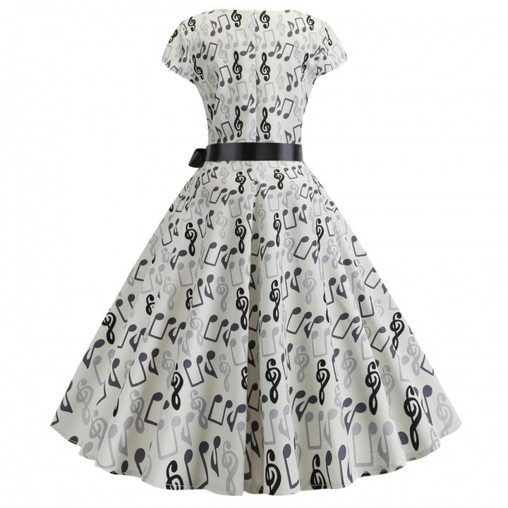 Damer Rockabilly Klänning med Musikaliskt Motiv och Figursydd Design Mirla-Eva Jonsson