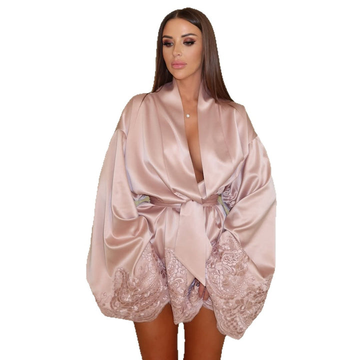 Damer Satin Kimono med elegant spetskant Mirla-Eva Jonsson