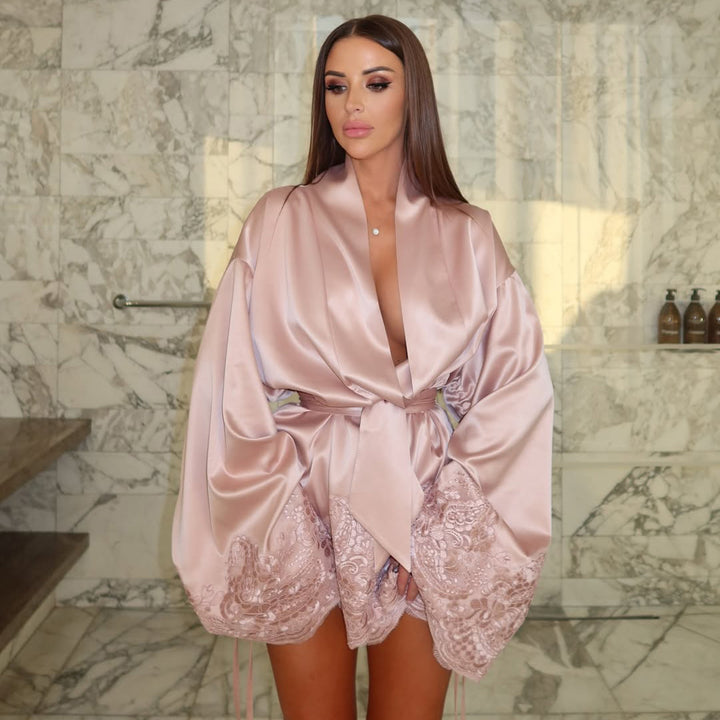 Damer Satin Kimono med elegant spetskant Mirla-Eva Jonsson