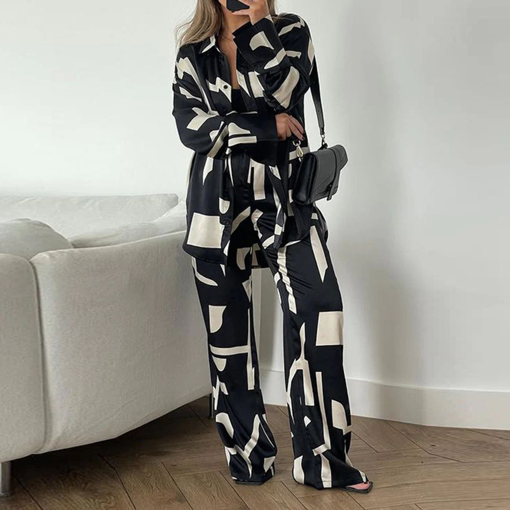 Damer Satin Pyjamaset med modern grafisk design Mirla-Eva Jonsson