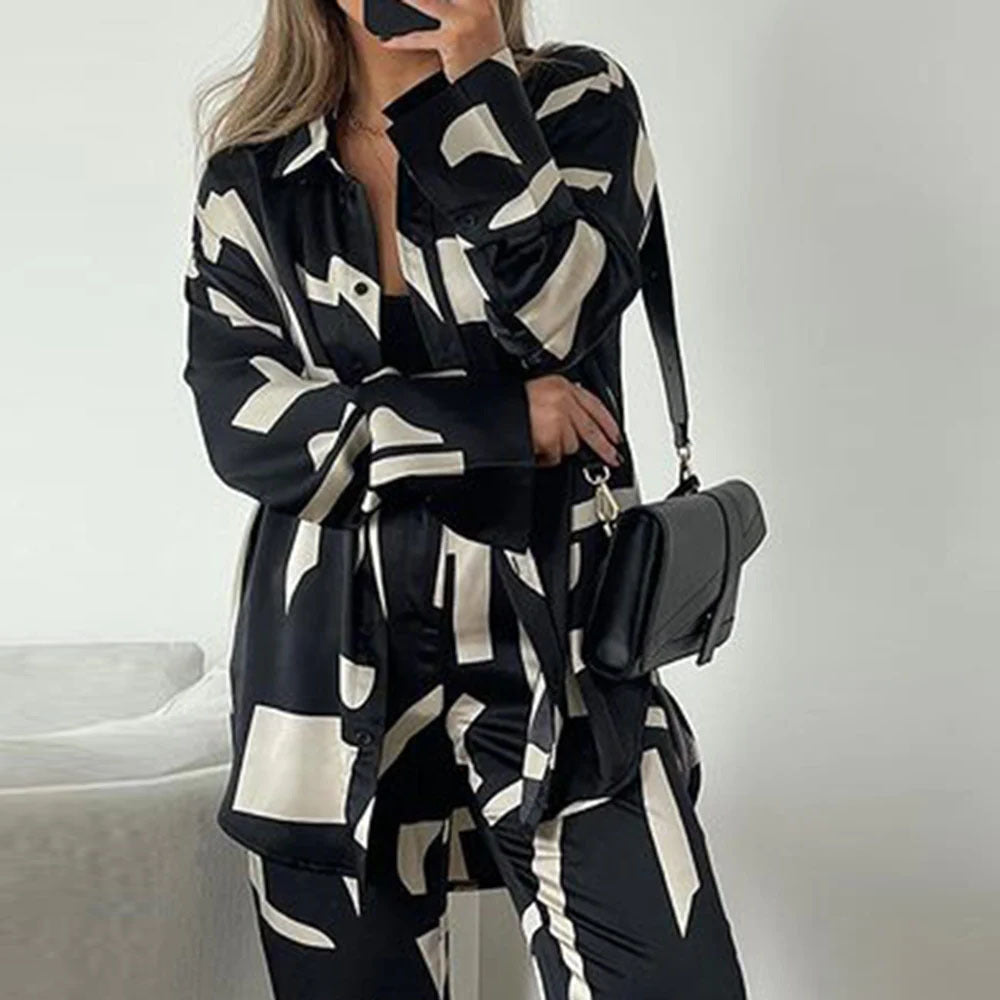 Damer Satin Pyjamaset med modern grafisk design Mirla-Eva Jonsson