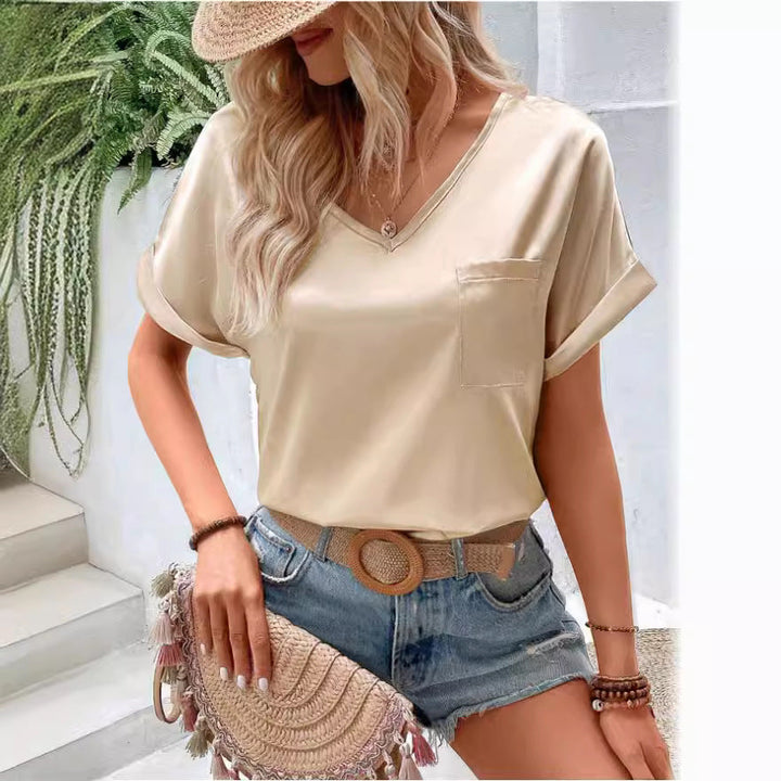 Damer Satin V-ringad T-shirt med bröstficka och avslappnad passform Mirla-Eva Jonsson