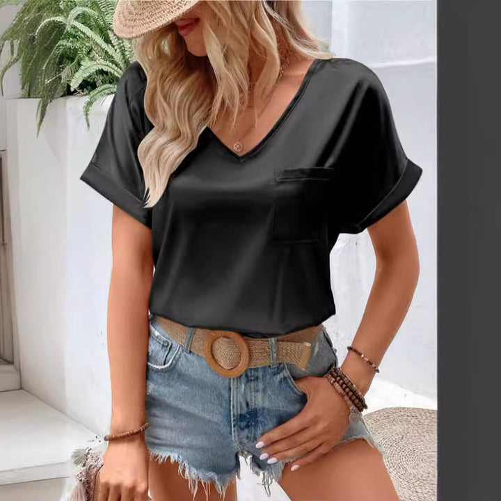 Damer Satin V-ringad T-shirt med bröstficka och avslappnad passform Mirla-Eva Jonsson