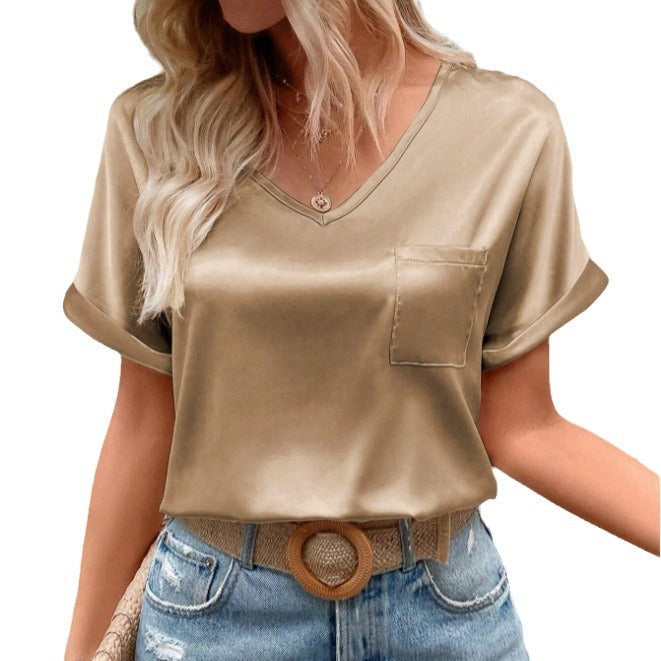 Damer Satin V-ringad T-shirt med bröstficka och avslappnad passform Mirla-Eva Jonsson