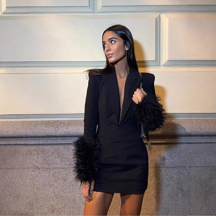 Damer Sexy Miniklänning med djup V-ringning och glamorösa fjärrmuddar Mirla-Eva Jonsson