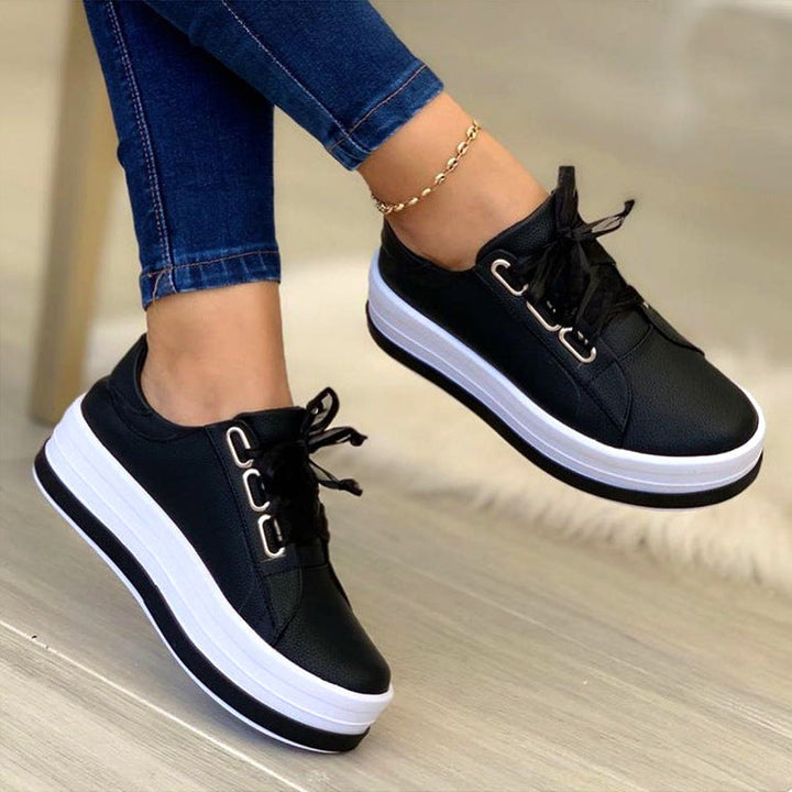 Damer Sneakers med Moderiktigt Platå och Blänkande Ovanmaterial Mirla-Eva Jonsson