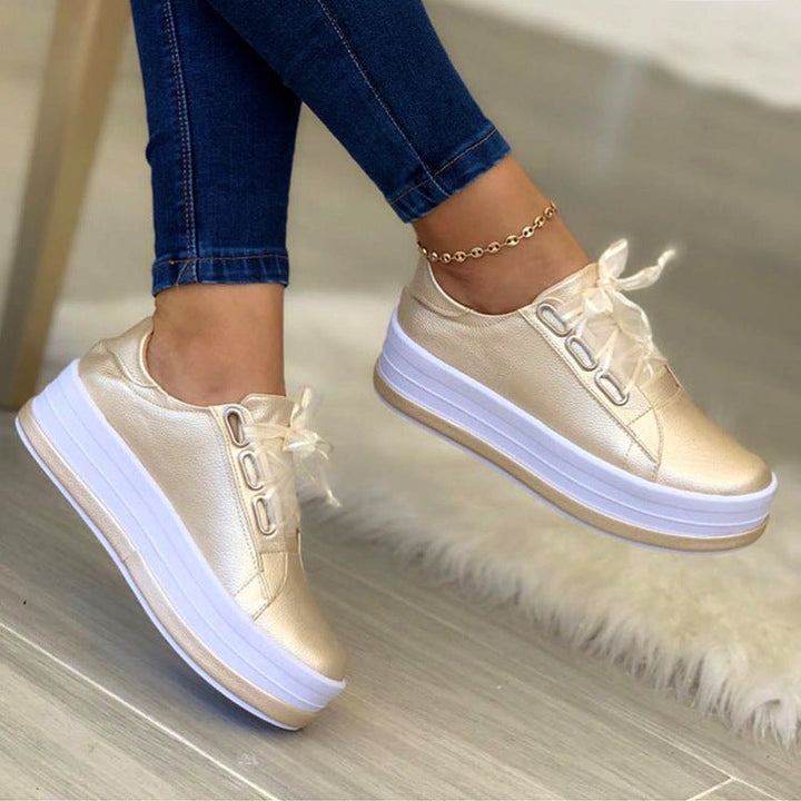Damer Sneakers med Moderiktigt Platå och Blänkande Ovanmaterial Mirla-Eva Jonsson