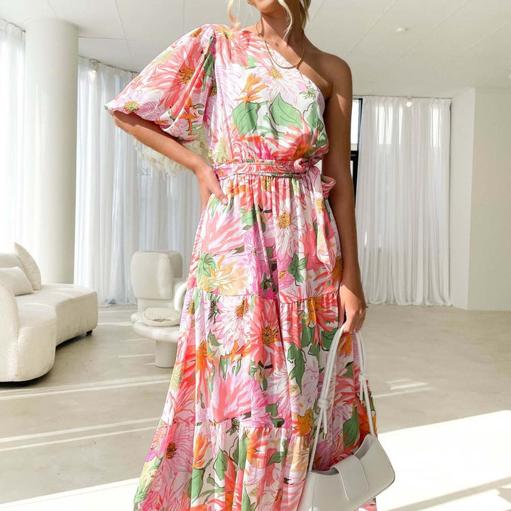 Damer Sommar Maxiklänning med asymmetrisk skärning och blommönster Mirla-Eva Jonsson