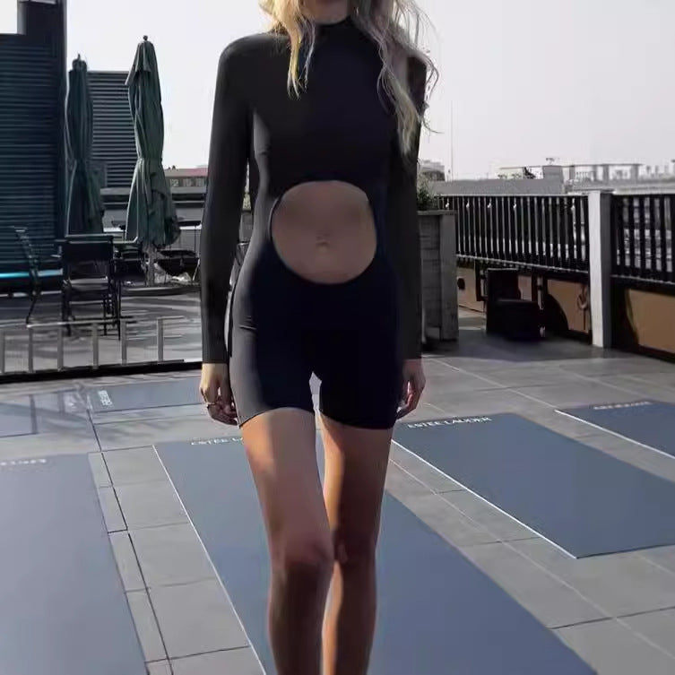 Damer Sportig heldräkt med hög krage och innovativt cut-out Mirla-Eva Jonsson