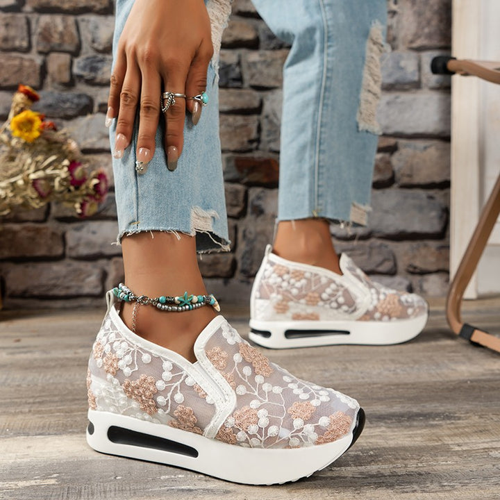 Damer Sportiga Slip-On Sneakers med florala broderier Mirla-Eva Jonsson