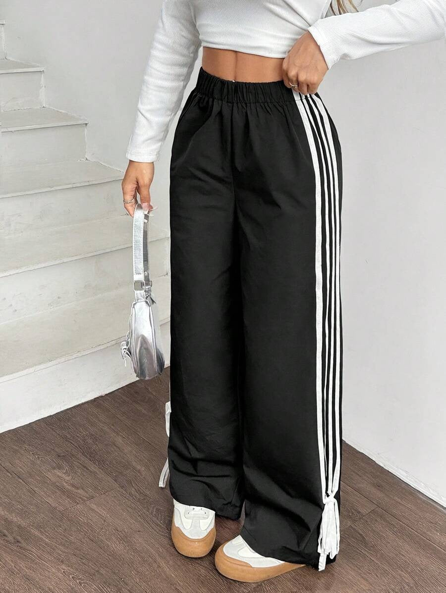 Damer Sportiga utsvängda byxor med elastisk midja och sidostripes Mirla-Eva Jonsson