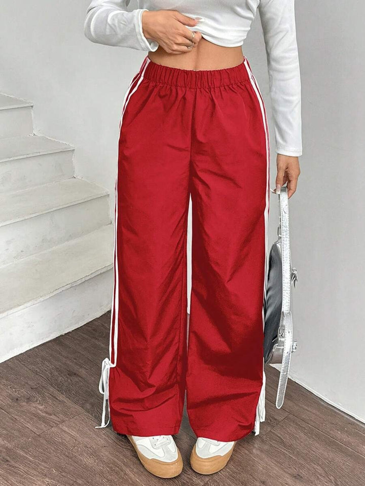 Damer Sportiga utsvängda byxor med elastisk midja och sidostripes Mirla-Eva Jonsson