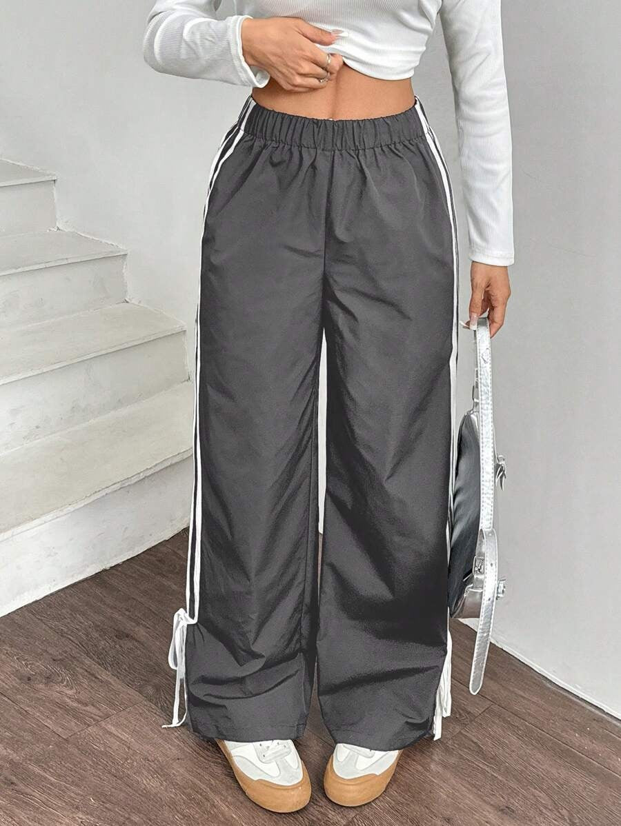 Damer Sportiga utsvängda byxor med elastisk midja och sidostripes Mirla-Eva Jonsson