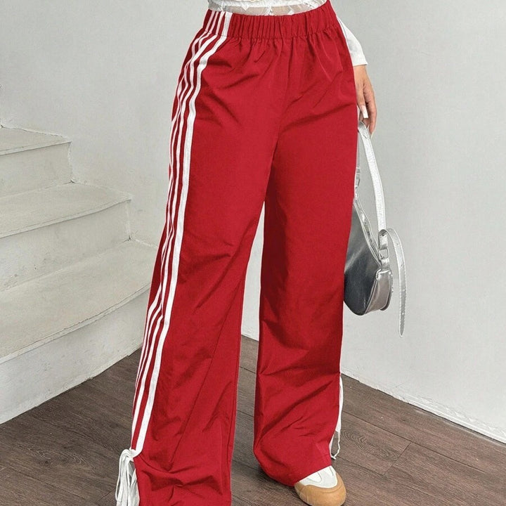 Damer Sportiga utsvängda byxor med elastisk midja och sidostripes Mirla-Eva Jonsson