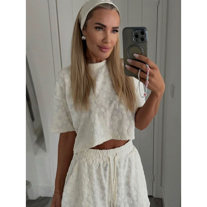 Damer Sportigt Tvådelat Set med Luftiga Shorts och T-shirt Mirla-Eva Jonsson