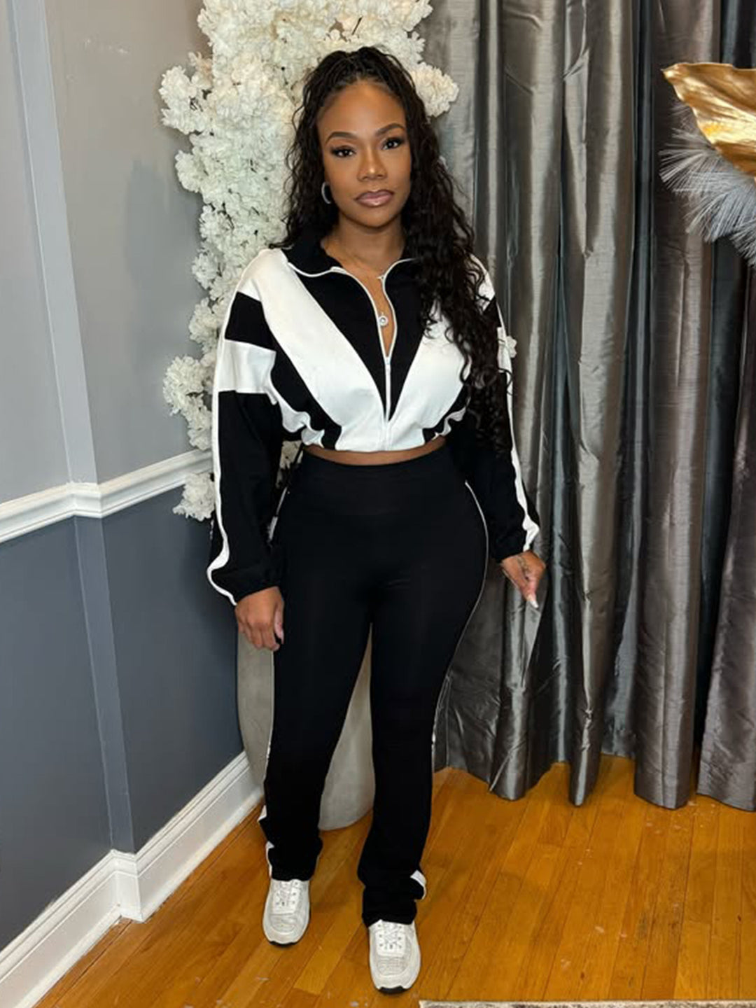 Damer Sportigt Tvådelat Set med cropped Jacka och figurnära Leggings Mirla-Eva Jonsson