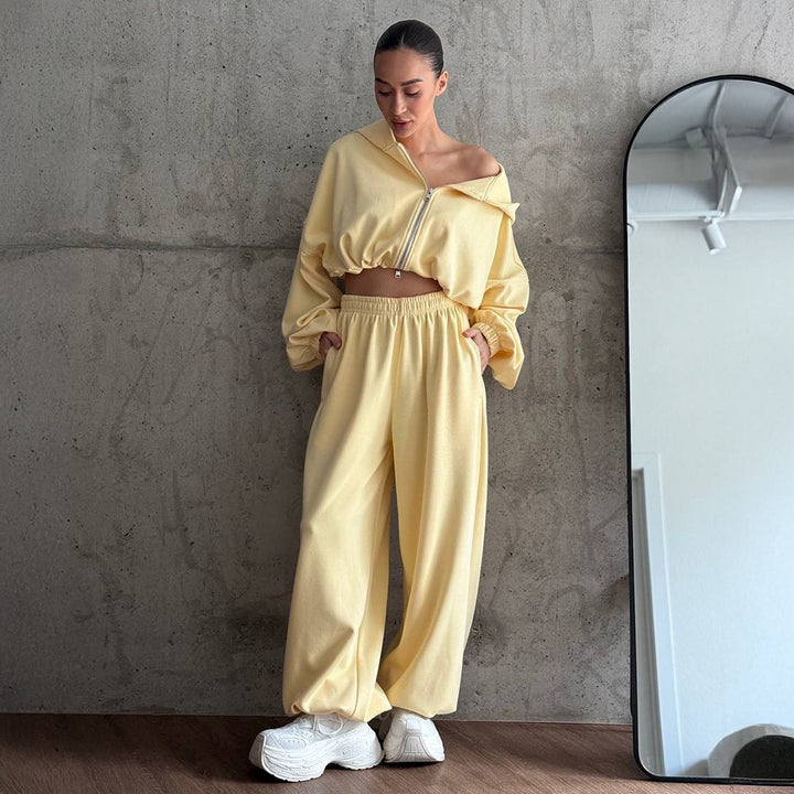 Damer Sportigt fritids-set med croppad hoodie och bekväma joggingbyxor Mirla-Eva Jonsson