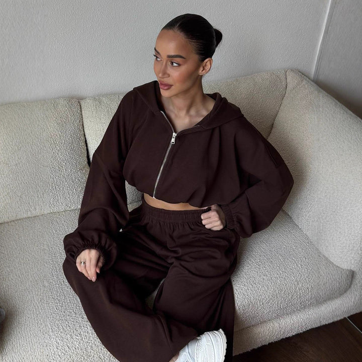 Damer Sportigt fritids-set med croppad hoodie och bekväma joggingbyxor Mirla-Eva Jonsson