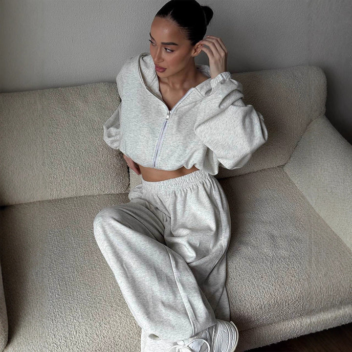 Damer Sportigt fritids-set med croppad hoodie och bekväma joggingbyxor Mirla-Eva Jonsson