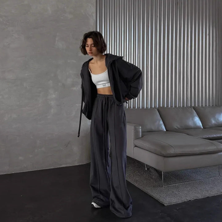 Damer Sportigt set med cropped huvtröja och vida byxor Mirla-Eva Jonsson