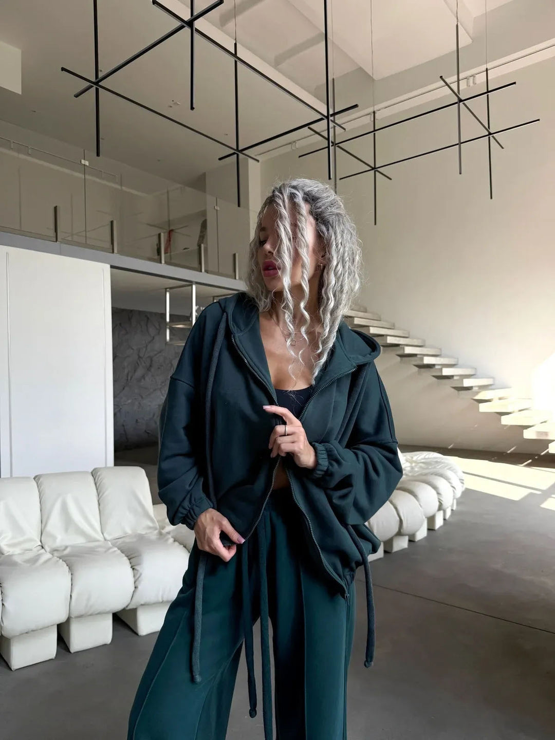 Damer Sportigt set med cropped huvtröja och vida byxor Mirla-Eva Jonsson