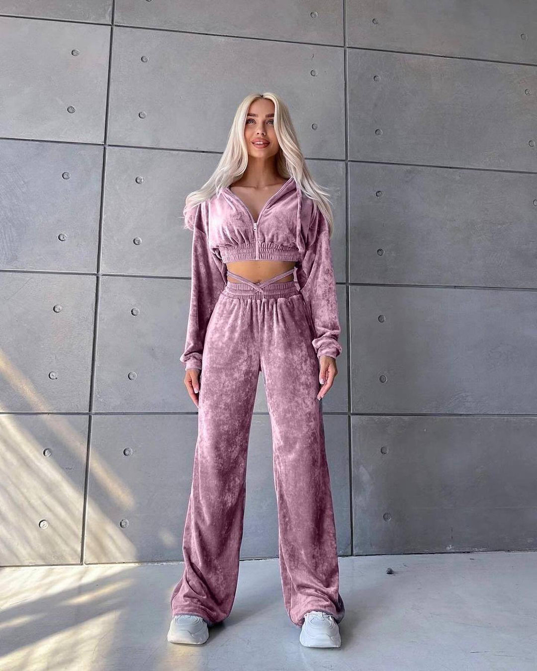 Damer Sportigt velvet lounge set med crop-top och vida byxor Mirla-Eva Jonsson
