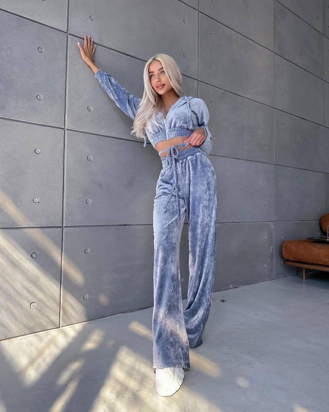 Damer Sportigt velvet lounge set med crop-top och vida byxor Mirla-Eva Jonsson