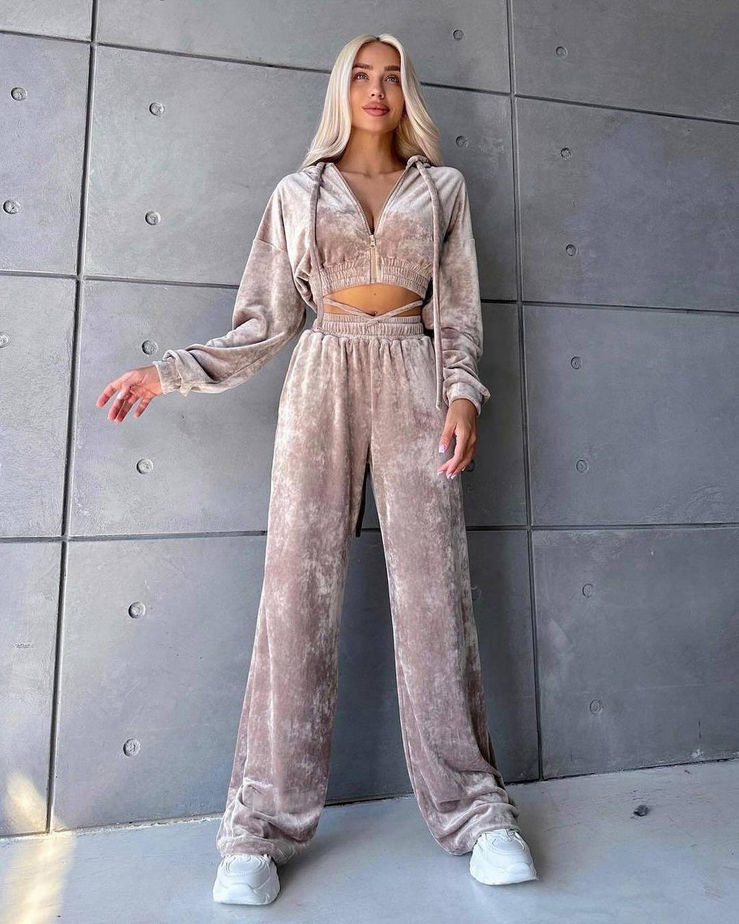 Damer Sportigt velvet lounge set med crop-top och vida byxor Mirla-Eva Jonsson