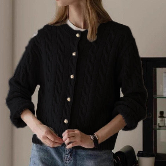 Damer Stickad Jacka med Flätmönster och Eleganta Knappdetaljer Mirla-Eva Jonsson