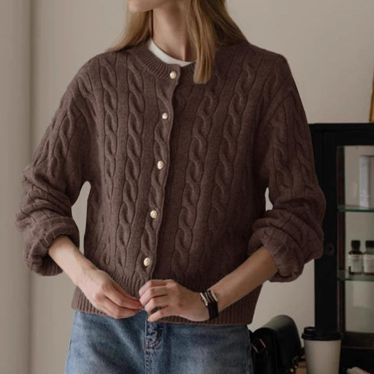 Damer Stickad Jacka med Flätmönster och Eleganta Knappdetaljer Mirla-Eva Jonsson