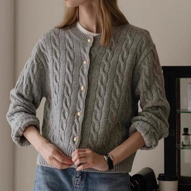 Damer Stickad Jacka med Flätmönster och Eleganta Knappdetaljer Mirla-Eva Jonsson