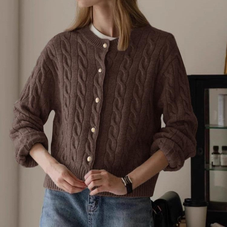 Damer Stickad Jacka med Flätmönster och Eleganta Knappdetaljer Mirla-Eva Jonsson