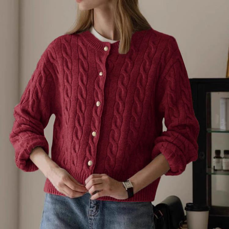 Damer Stickad Jacka med Flätmönster och Eleganta Knappdetaljer Mirla-Eva Jonsson
