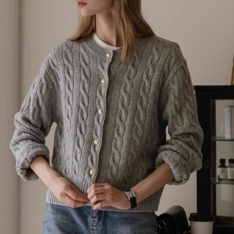 Damer Stickad Jacka med Flätmönster och Eleganta Knappdetaljer Mirla-Eva Jonsson