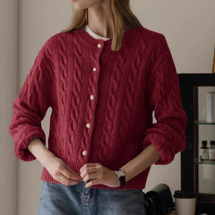 Damer Stickad Jacka med Flätmönster och Eleganta Knappdetaljer Mirla-Eva Jonsson