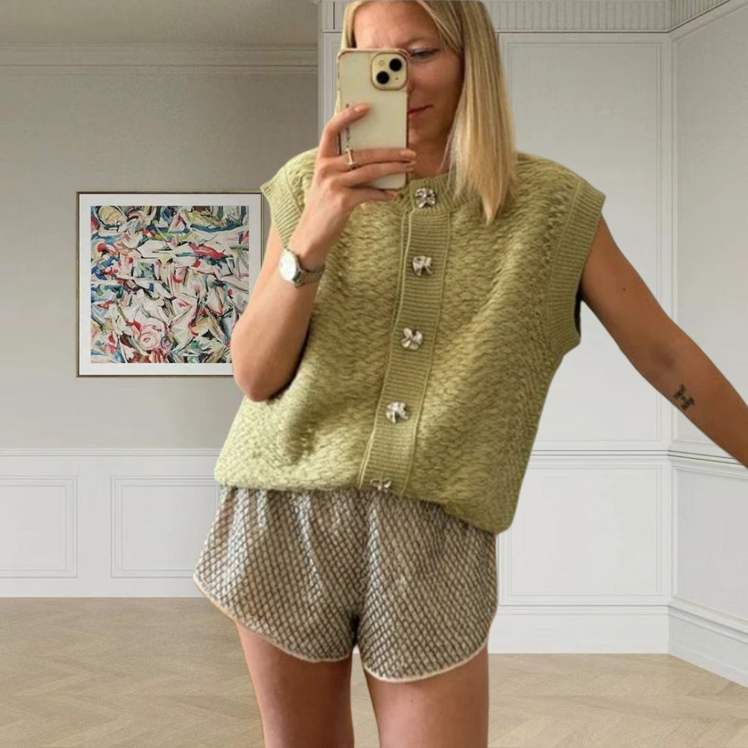 Damer Stickad väst med dekorativa knappar och elegant skärning Mirla-Eva Jonsson