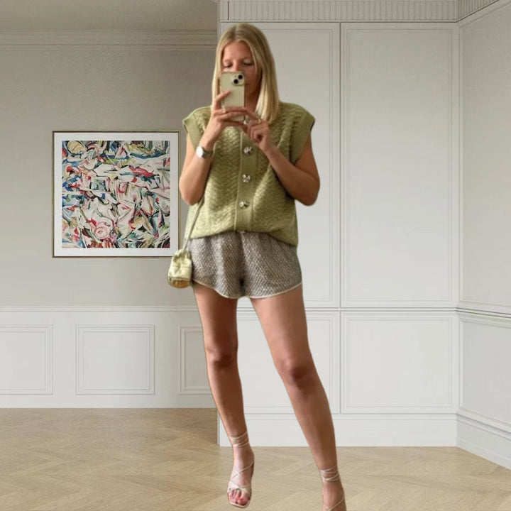 Damer Stickad väst med dekorativa knappar och elegant skärning Mirla-Eva Jonsson