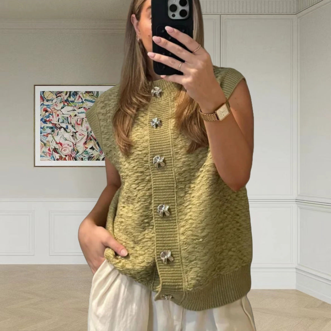 Damer Stickad väst med dekorativa knappar och elegant skärning Mirla-Eva Jonsson