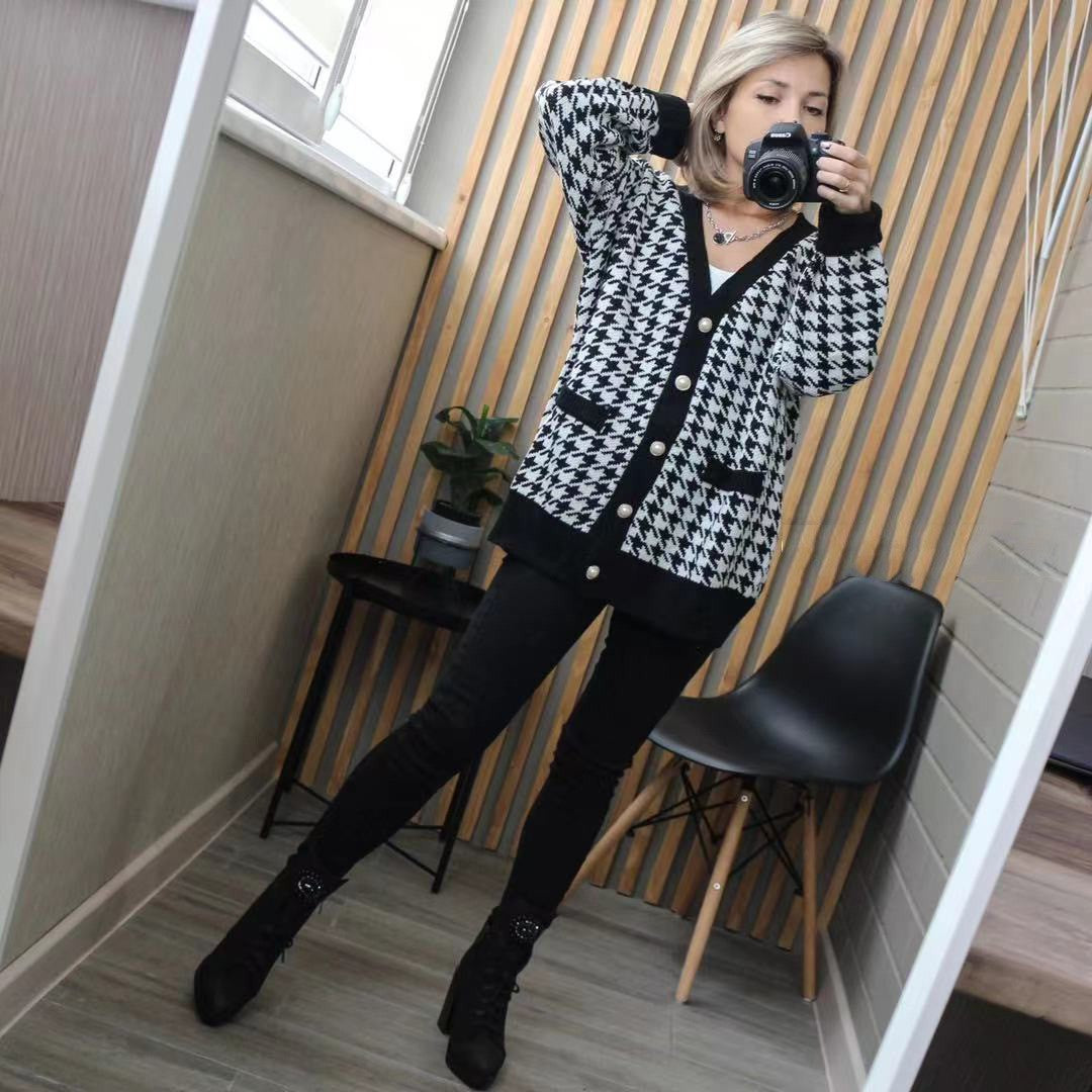 Damer Stor stickad cardigan i houndstooth-mönster med pärlknappar Mirla-Eva Jonsson